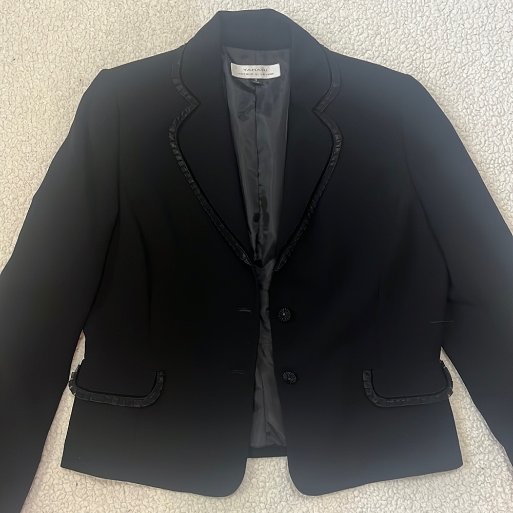 ⚪️Two piece woman’s suit size 12